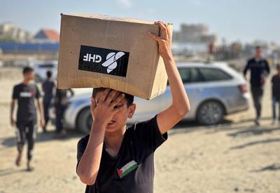 Palestinians seeking aid gather near an aid distribution site run by the U.S.-backed Gaza Humanitarian Foundation-stock-foto
