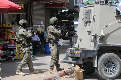 Israeli security forces raid money exchange and gold shops in the central market-stock-foto
