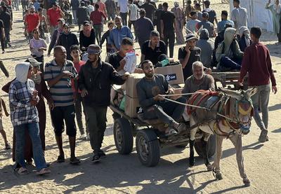 Palestinians seeking aid gather near an aid distribution site run by the U.S.-backed Gaza Humanitarian Foundation-stock-foto