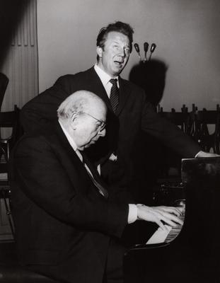 Robert Stolz, ?sterreichischer Komponist und Dirigent, bei der Arbeit mit Operns?nger Rudolf Schock, Deutschland Mitte 1-stock-foto