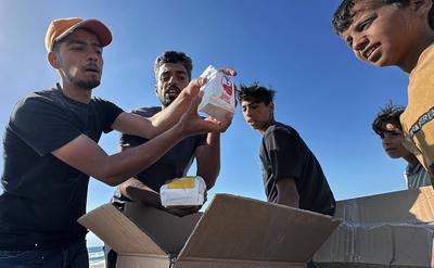 Palestinians seeking aid gather near an aid distribution site run by the U.S.-backed Gaza Humanitarian Foundation-stock-foto