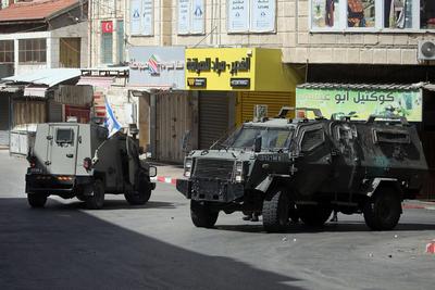 Israeli security forces raid money exchange and gold shops in the central market-stock-foto