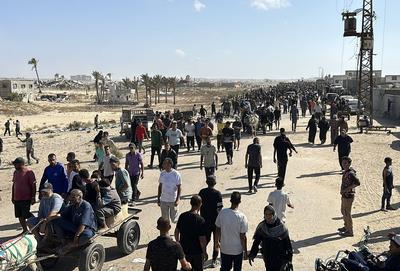 Palestinians seeking aid gather near an aid distribution site run by the U.S.-backed Gaza Humanitarian Foundation-stock-foto