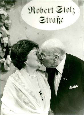 Film Die Welt des Robert Stolz (1973) Die Welt des Robert Stolz - Robert Stolz hat seine Stra?e bekommen. Seine Frau Ein-stock-foto