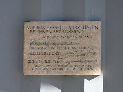 Besuch in in Bad Ischl, am 12.02.21. Das Bild zeigt eine Gedenktafel an den Komponisten Robert Stolz, an einer Hausmauer-stock-foto