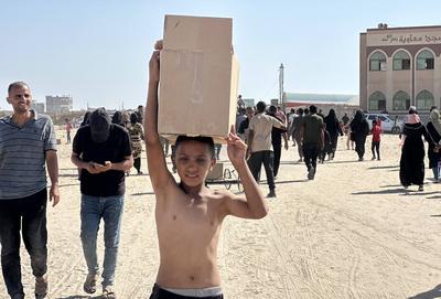 Palestinians seeking aid gather near an aid distribution site run by the U.S.-backed Gaza Humanitarian Foundation-stock-foto