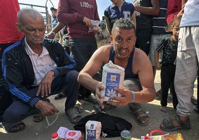 Palestinians seeking aid gather near an aid distribution site run by the U.S.-backed Gaza Humanitarian Foundation-stock-foto