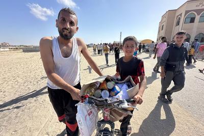 Palestinians seeking aid gather near an aid distribution site run by the U.S.-backed Gaza Humanitarian Foundation-stock-foto