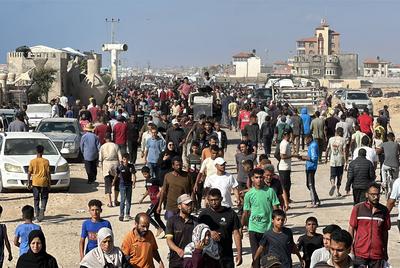 Palestinians seeking aid gather near an aid distribution site run by the U.S.-backed Gaza Humanitarian Foundation-stock-foto