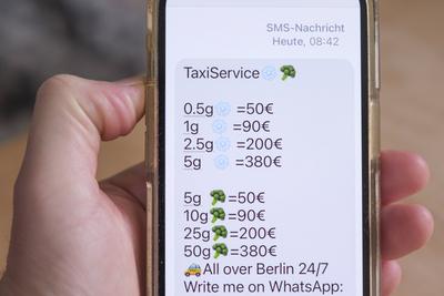 Eine betr?gerische Phishing-E-Mail, die auf einem Mobiltelefon auftaucht und vorgibt, Werbung f?r einen Taxi-Service zu-stock-foto