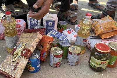Palestinians seeking aid gather near an aid distribution site run by the U.S.-backed Gaza Humanitarian Foundation-stock-foto