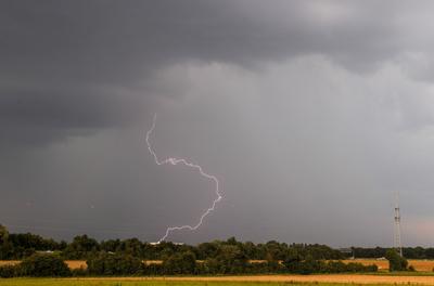 Gewitter in Hessen Der Blitz eines Gewitters schl?gt am Abend bei Bad Homburg ein., Bad Homburg Hessen Deutschland *** T-stock-foto