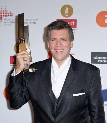 Bildnummer: 56141880  Datum: 02.10.2011  Copyright: imago/Sven SimonS?nger des Jahres: Thomas HAMPSON (USA) mit dem Echo Award ECHO Klassik-Verleihung - Deutscher Musikpreis 2011 im Konzerthaus am Gendarmenmarkt in Berlin, Deutschland am 02.10.2011. People Entertainment Kultur Musik Deutscher Musikpreis Echo Berlin Portr?t Pressetermin Troph?e Preistr?ger Objekte Shooting xdp x0x 2011 quadrat premiumd Musik Klassik Klassikmusik Preisverleihung Ehrung klassische Musik Award Musikaward Preistr?ger Preistr?ger ehren Gala Musikgala Roter Teppich Red Carpet Echo Preis Preis Musiker S?nger 301SN_Echo021011KL.jpg aktuellVermischtes  56141880 Date 02 10 2011 Copyright Imago Sven Simon Singer the Year Thomas Hampson USA with the Echo Award Echo Classical award Ceremony German Music Prize 2011 in Konzerthaus at Gendarmenmarkt in Berlin Germany at 02 10 2011 Celebrities Entertainment Culture Music German Music Prize Echo Berlin Portrait Press call Trophy Prize winners Objects Shooting XDP x0x 2011 Square premiumd Music Classical Classical music Award ceremony Ceremony Classical Music Award Music Award Prize winners Prize winners Honor Gala Music Gala Red Carpet Red Carpet Echo Prize Prize Musician Singer  JPG aktuellVermischtes-stock-photo