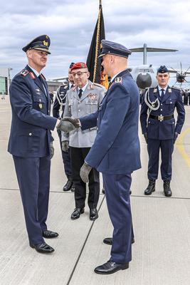 Generalleutnant Holger Neumann hat das Kommando ?ber die Luftwaffe von Generalleutnant Ingo Gerhartz ?bernommen-stock-foto