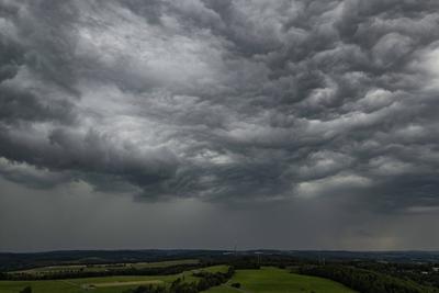 Luftaufnahme. Dunkle Wolken am Himmel wie hier in Siegen-Oberschelden. Nach sehr heissen Temperaturen, braut sich am Abe-stock-foto