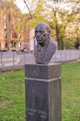 Robert Stolz Denkmal in Stuttgart. Am K?nigsplatz, am Rand des Unteren Kurparks in Bad Cannstatt, steht unter den B?umen-stock-foto