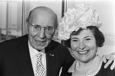 Anefo photo collection. Composer / conductor Robert Stolz departs from Schiphol; Robert Stolz with wife. October 8, 1970-stock-foto