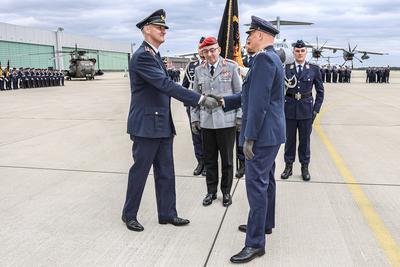 Generalleutnant Holger Neumann hat das Kommando ?ber die Luftwaffe von Generalleutnant Ingo Gerhartz ?bernommen-stock-foto