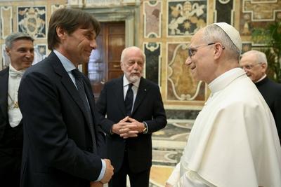 ITALY - REL - POPE LEO XIV  MEETING WITH FC NAPLES PLAYERS AND MANAGEMENT AFTER THE TEAM WON THE SERIE A CHAMPIONSHIP IN  VATICAN - 2025/05/27-stock-photo