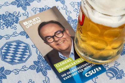 Politischen Abend der CSU im Bierzelt, Prosepekt von Clemens Baumg?rtner, Oberb?rgermeisterkandidat der CSU, Truderinger Festwoche, M?nchen, 27.05.2025-stock-foto