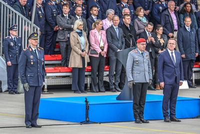 Generalleutnant Holger Neumann hat das Kommando ?ber die Luftwaffe von Generalleutnant Ingo Gerhartz ?bernommen-stock-foto