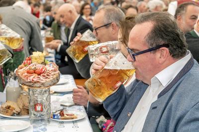 Clemens Baumg?rtner, Oberb?rgermeisterkandidat der CSU, beim Politischen Abend der CSU, im Bierzelt, Truderinger Festwoche, Volksfest im Stadtteil Trudering, M?nchen, 27.05.2025-stock-foto