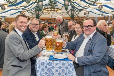 Clemens Baumg?rtner, Oberb?rgermeisterkandidat der CSU, Dr. Wolfgang Stefinger, MdB, beim Politischen Abend der CSU, im Bierzelt, Truderinger Festwoche, Volksfest im Stadtteil Trudering, M?nchen, 27.05.2025-stock-foto
