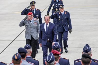 Generalleutnant Holger Neumann hat das Kommando ?ber die Luftwaffe von Generalleutnant Ingo Gerhartz ?bernommen-stock-foto