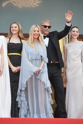 Ella Hunt, Georgia MacPhail, Kevin Costner, Sienna Miller at the premiere of Horizon - An American Saga at the 77th Cannes Film Festival in the Palais des Festivals in Cannes, France, 19 May 2024. Provence-Alpes-Cote d Azur Berl France *** ELLA Hunt, Georgia MacPhail, Kevin Costner, Sienna Miller AT The Premiere of Horizon to American Saga AT The 77th Cannes Film Festival in The Palais of Festivals in Cannes, France, 19 May 2024 Provence Alpes Cote D Azur Berl France-stock-foto