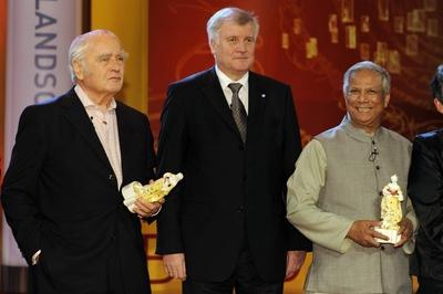 Bildnummer: 52761088  Datum: 04.11.2008  Copyright: imago/Sven SimonV.l.n.r.: Preistr?ger Martin Walser (Schriftsteller), (Deutschland/CDU/Ministerpr?sident Bayern) und Preistr?ger Muhammad Yunus (Managing Director Grameen Bank) anl?sslich der Vergabe des Corine Buchpreises 2008 in M?nchen, Personen; 2008, M?nchen, Pressetermin, Politik,, Wirtschaft , Literatur; , quer, Kbdig, Gruppenbild, close, Randbild, People o0 Objekte o00 BangladeschBildnummer 52761088 Date 04 11 2008 Copyright Imago Sven Simon V l n r Prize winners Martin Walser Writer Germany CDU Prime Minister Bavaria and Prize winners Muhammad Yunus Managing Director Grameen Bank during the Award the Corine Book Prize 2008 in Munich People 2008 Munich Press call politics Economy Literature horizontal Kbdig Group photo Close Edge image Celebrities o0 Objects o00 Bangladesh-stock-photo