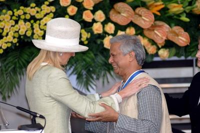 Bildnummer: 51250087  Datum: 13.05.2006  Copyright: imago/BrunoPressPrinzessin Maxima (ARG/Ehefrau von Prinz Willem Alexander der Niederlande) ?bergibt Muhammad Yunus (BAN, Wirtschaftswissenschaftler und Gr?nder Grameen Bank) die - Award of the Freedom from Want-Medaille - anl?sslich des - Four Freedoms Awards 2006 - in Middelburg - PUBLICATIONxINxGERxSUIxAUTxHUNxJPNxONLY, Personen , optimistisch , Kameradschaft , Freude; 2006, Middelburg, Pressetermin, Friedenspreis, Award, Adel, adelig, adelige, adeliger, adlig, adlige, adliger, Zorreguieta, Frau, Verleihung, Auszeichnung, Orden, Preisverleihung, , Manager; , quer, Kbdig, Gruppenbild, close, Banken, Wirtschaft, Holland, Randbild, People / Unternehmer, Perspektive, Seitenansicht-stock-foto