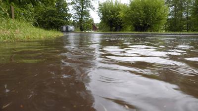 Kr?ftige Gewitter und Unwetter ziehen seit den Nachmittagsstunden ?ber weite Teile Mitteldeutschlands hinweg. Am Nachmit-stock-foto