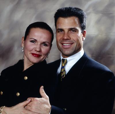Karsten Speck Der junge Schauspieler Karsten Speck posiert mit seiner Ehefrau Cora f?r ein Foto, Deutschland 1990. The y-stock-foto