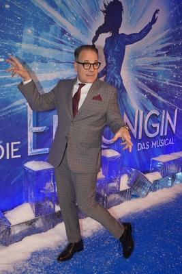 Blauer Teppich und Schneefall, Premiere zum Musical Disneys Die Eiskoenigin mit Promis am blauen Laufsteg.-stock-photo