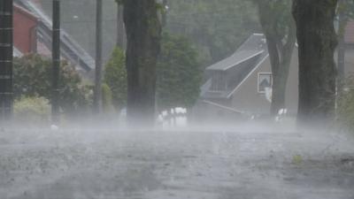 Kr?ftige Gewitter und Unwetter ziehen seit den Nachmittagsstunden ?ber weite Teile Mitteldeutschlands hinweg. Am Nachmit-stock-foto