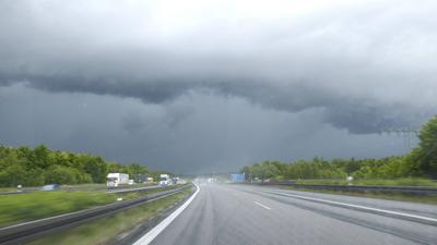 Kr?ftige Gewitter und Unwetter ziehen seit den Nachmittagsstunden ?ber weite Teile Mitteldeutschlands hinweg. Am Nachmit-stock-foto