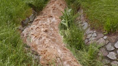 Kr?ftige Gewitter und Unwetter ziehen seit den Nachmittagsstunden ?ber weite Teile Mitteldeutschlands hinweg. Am Nachmit-stock-foto