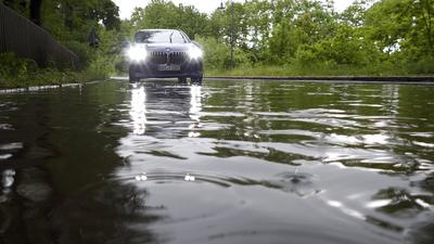 Kr?ftige Gewitter und Unwetter ziehen seit den Nachmittagsstunden ?ber weite Teile Mitteldeutschlands hinweg. Am Nachmit-stock-foto