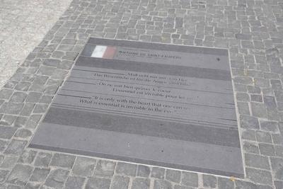 mehriungplatz in Berlin nach der jahrelanden Sanierung, Bodenplatten mit Sinnspruechen aus 27 EU-Mitgliedslaendern, Fran-stock-foto
