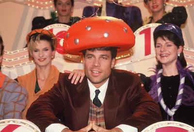 Karsten Speck posiert mit Pils auf dem Kopf bei der Gluecksspirale 1992 *** Karsten Speck posing with Pils on his head a-stock-foto