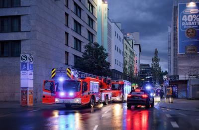 Nachtaufnahme, Blaulicht, Gro?einsatz der Feuerwehr Stuttgart wegen einem Notarzteinsatz zwischen Hauptbahnhof und Schwa-stock-foto