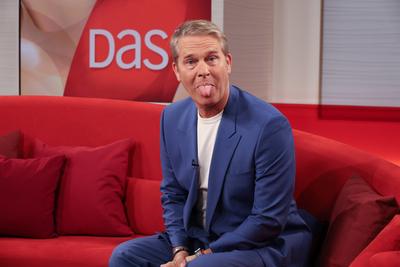 Moderator Hinnerk Baumgarten streckt die Zunge raus, Fernsehsendung DAS!, eine Live-Talksendung des Norddeutschen Rundfu-stock-foto