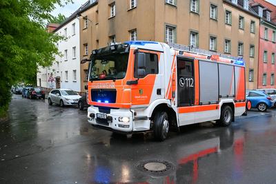 Leipzig - Starke Schauer und Gewitter ?ber der Messestadt: Baum st?rzt auf geparkte Autos-stock-foto