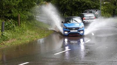 Kr?ftige Gewitter und Unwetter ziehen seit den Nachmittagsstunden ?ber weite Teile Mitteldeutschlands hinweg. Am Nachmit-stock-foto
