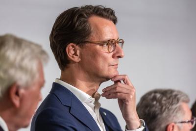 NRW Ministerpr?sident Hendrik W?ST (CDU) - Ministerpr?sident Hendrik W?st und die Spitzen der beteiligten St?dte stellen-stock-foto