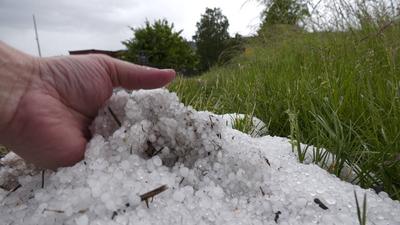 Kr?ftige Gewitter und Unwetter ziehen seit den Nachmittagsstunden ?ber weite Teile Mitteldeutschlands hinweg. Am Nachmit-stock-foto