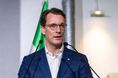 Rede von NRW Ministerpr?sident Hendrik W?ST (CDU) - Ministerpr?sident Hendrik W?st und die Spitzen der beteiligten St?dt-stock-foto