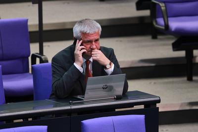 Berlin, Deutschland, 03.07.2024: Deutscher Bundestag: 180. Bundestagssitzung: Knut Abraham, CDU, mit Telefon am Ohr ***-stock-foto