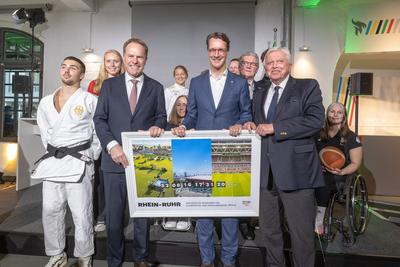 Gruppenbild mit Sportler*Innen - NRW Ministerpr?sident Hendrik W?st und die Spitzen der beteiligten St?dte stellen dem D-stock-foto