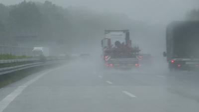 Kr?ftige Gewitter und Unwetter ziehen seit den Nachmittagsstunden ?ber weite Teile Mitteldeutschlands hinweg. Am Nachmit-stock-foto